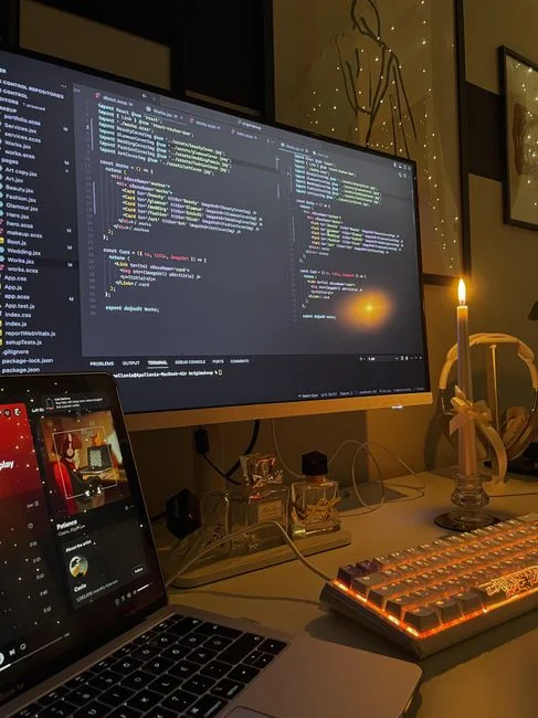 This photo is taken by Lubos Volkov for UX Store while giving a tips on how to become better designer.

After your reach certain skill level is it harder and harder to get any better … In order to progress you need to constantly push yourself to the limits and learn new things … Photo: https://www.instagram.com/lubosvolkov/ For: https://uxstore.com